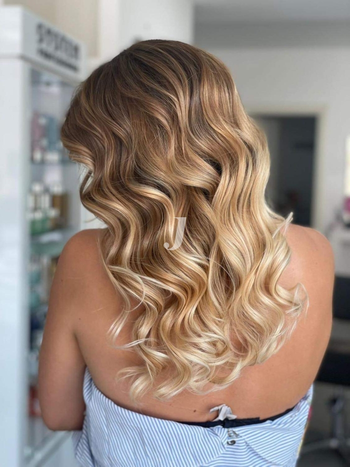 Foto di donna con capelli medi biondo chiarissimo perla