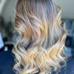 Foto di donna con capelli medi biondo chiarissimo perla