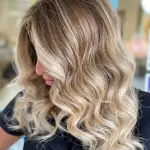 Foto di donna con capelli medi biondo chiarissimo perla