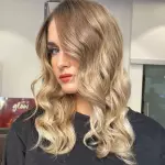 Foto di donna con capelli medi biondo chiarissimo perla
