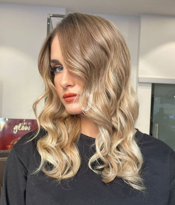 Foto di donna con capelli medi biondo chiarissimo perla