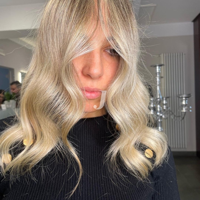 Foto di donna con capelli medi biondo chiarissimo perla