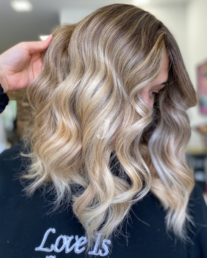 Foto di donna con capelli medi biondo chiarissimo perla