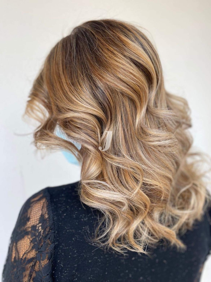 Foto di donna con capelli medi biondo chiarissimo perla