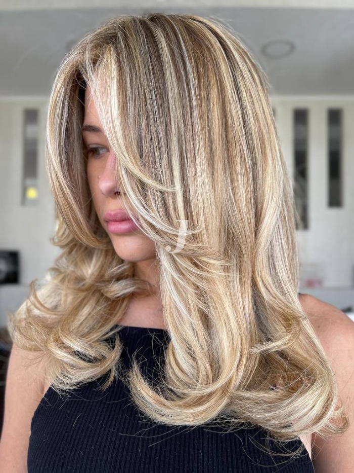 Foto di donna con capelli medi biondo chiarissimo perla