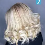 Foto di donna con capelli medi biondo platino dorato