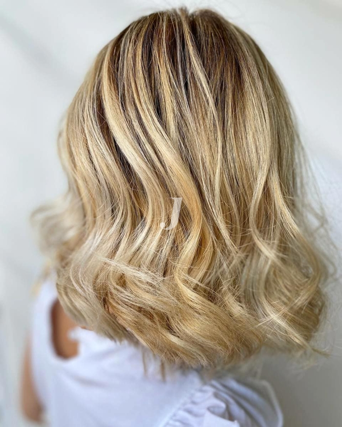 Foto di donna con capelli medi biondo platino dorato