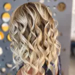 Foto di donna con capelli medi biondo platino dorato