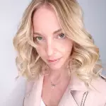 Foto di donna con capelli medi biondo platino dorato