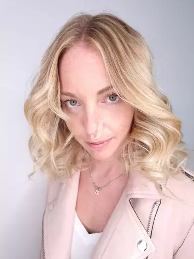 Foto di donna con capelli medi biondo platino dorato