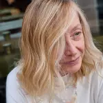 Foto di donna con capelli medi biondo platino dorato
