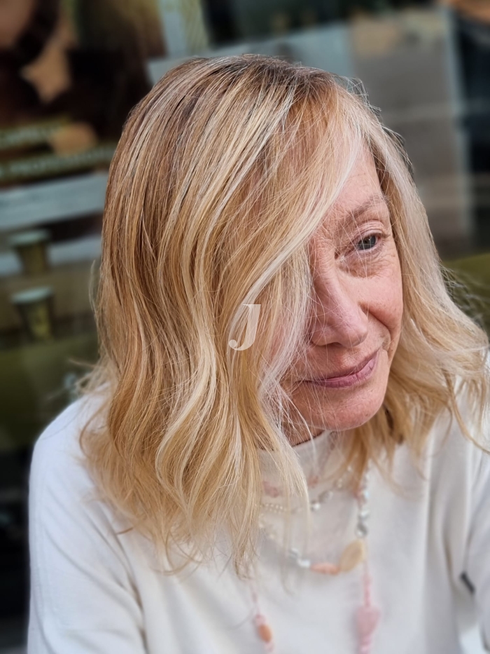 Foto di donna con capelli medi biondo platino dorato