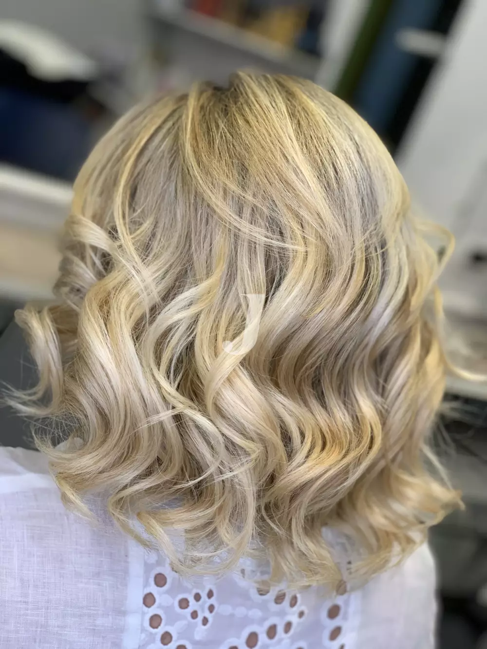 Foto di donna con capelli medi biondo platino dorato