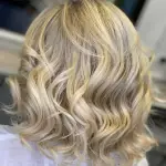 Foto di donna con capelli medi biondo platino dorato