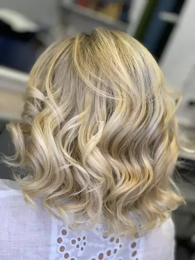 Foto di donna con capelli medi biondo platino dorato