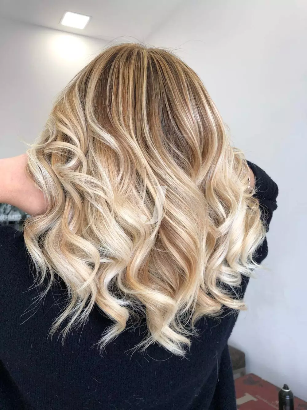 Foto di donna con capelli medi biondo platino dorato