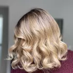 Foto di donna con capelli medi biondo platino dorato