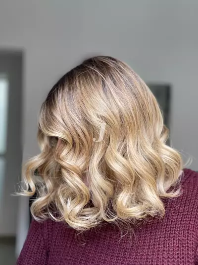 Foto di donna con capelli medi biondo platino dorato