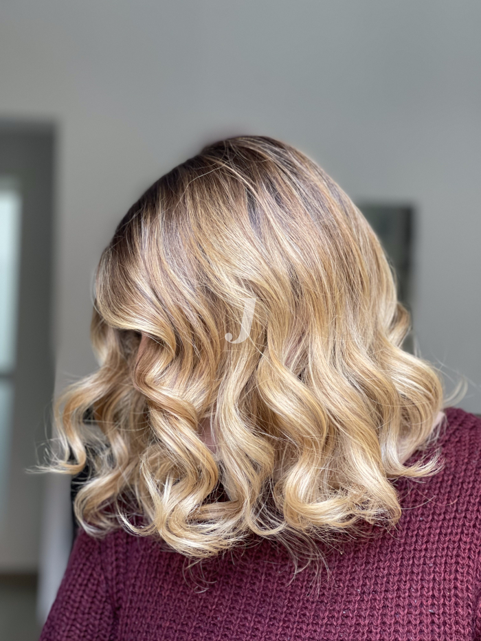 Foto di donna con capelli medi biondo platino dorato