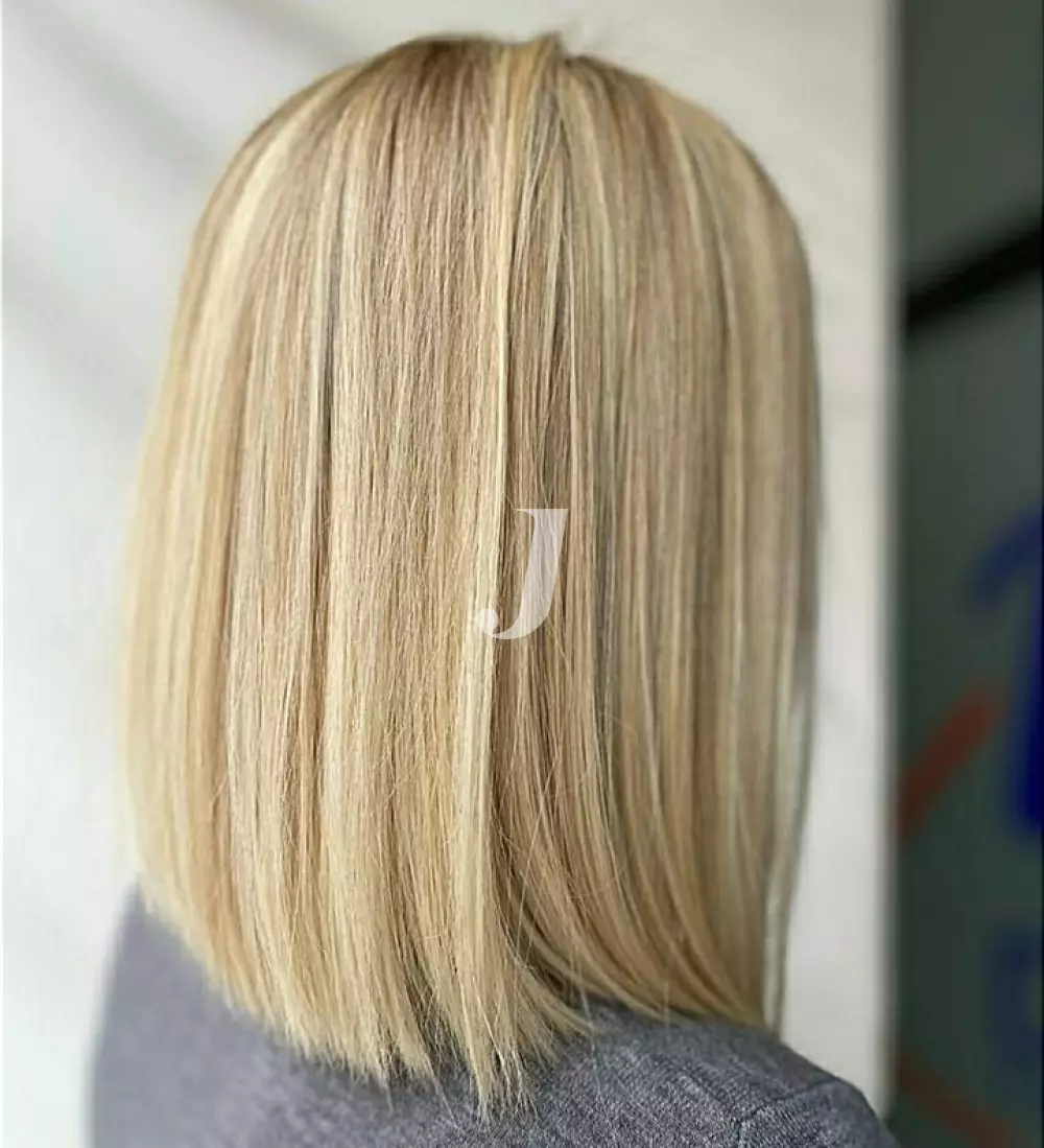 Foto di donna con capelli medi biondo platino dorato