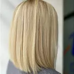 Foto di donna con capelli medi biondo platino dorato