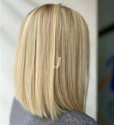 Foto di donna con capelli medi biondo platino dorato