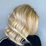 Foto di donna con capelli medi biondo platino dorato