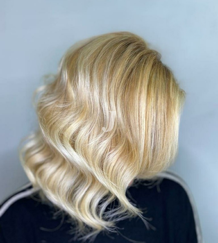 Foto di donna con capelli medi biondo platino dorato