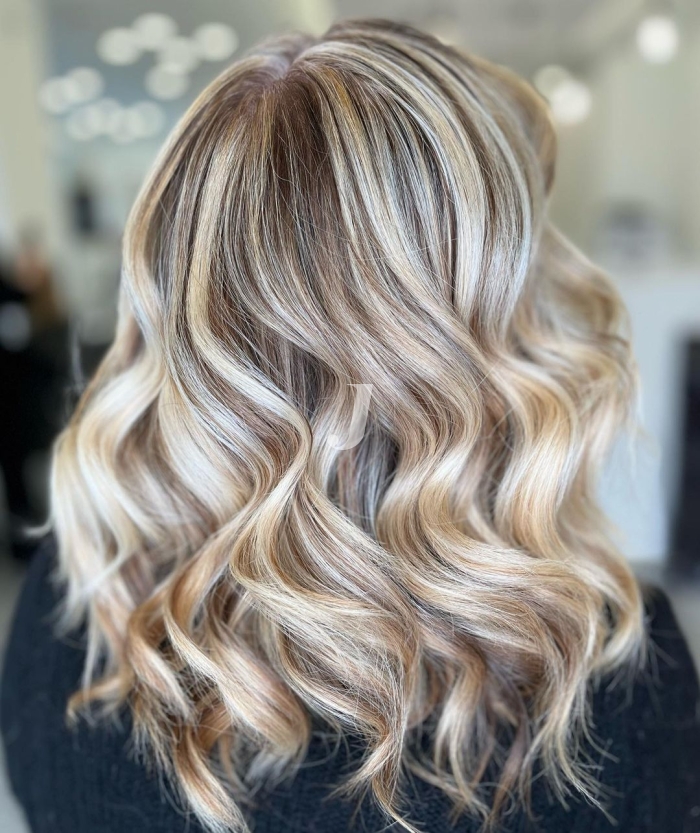 Foto di donna con capelli medi biondo platino dorato