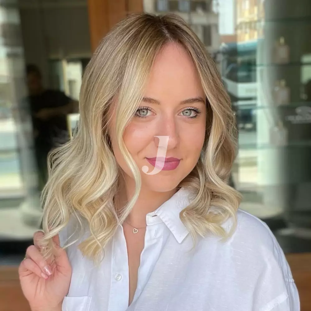 Foto di donna con capelli medi biondo platino dorato