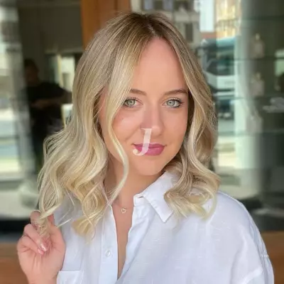 Foto di donna con capelli medi biondo platino dorato