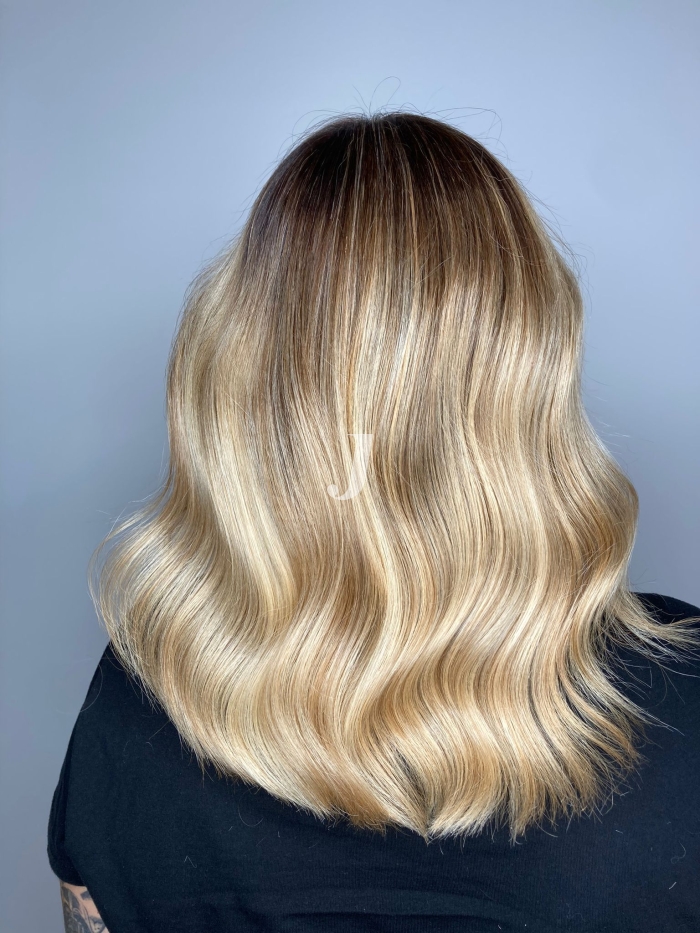 Foto di donna con capelli medi biondo platino dorato