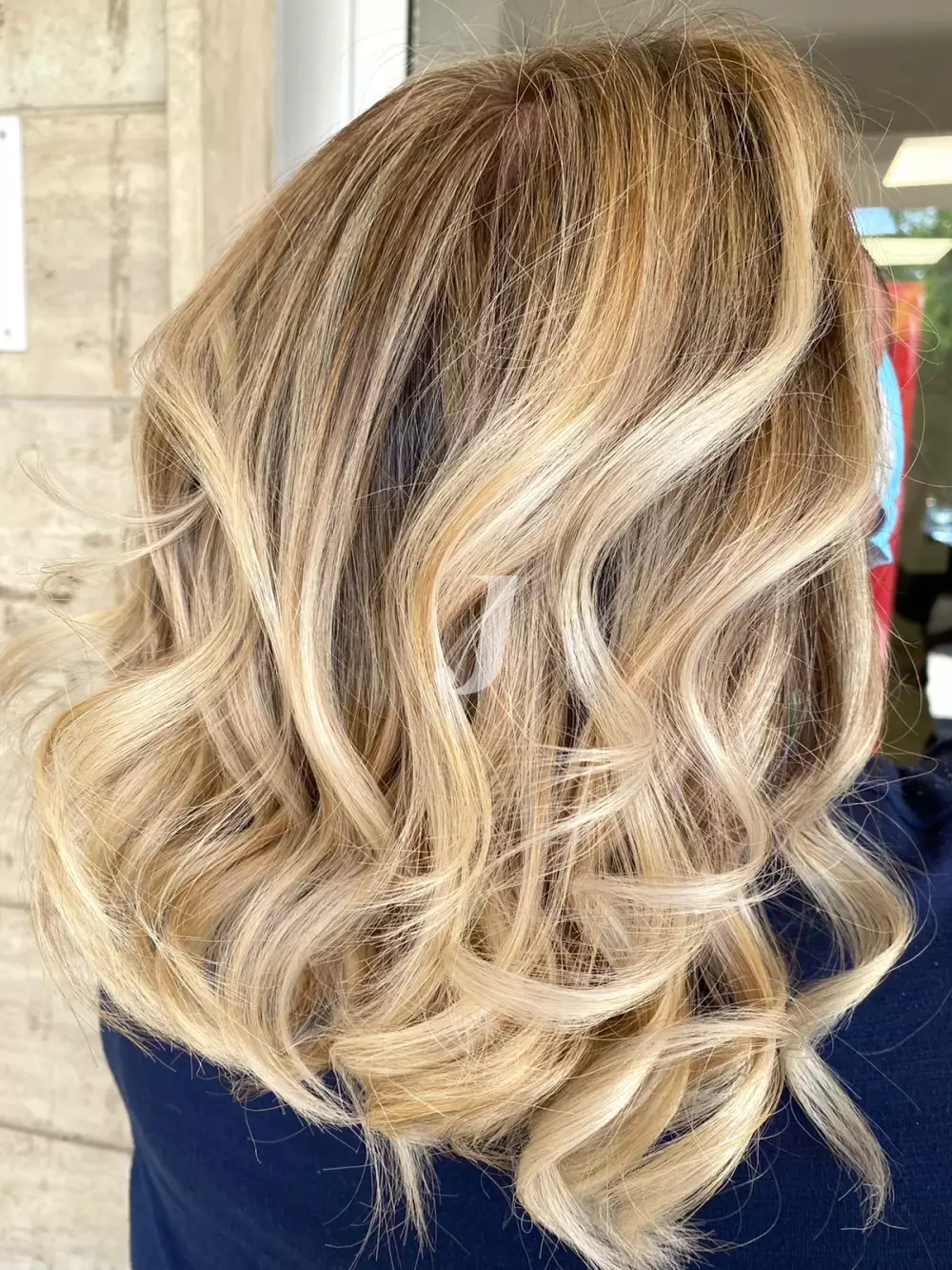 Foto di donna con capelli medi biondo platino dorato