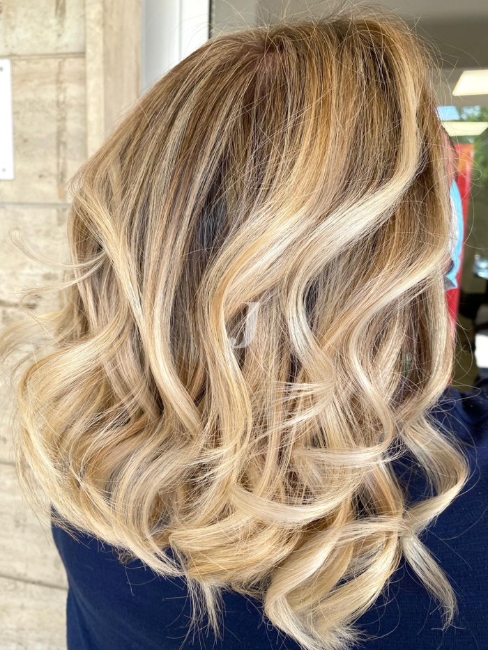 Foto di donna con capelli medi biondo platino dorato