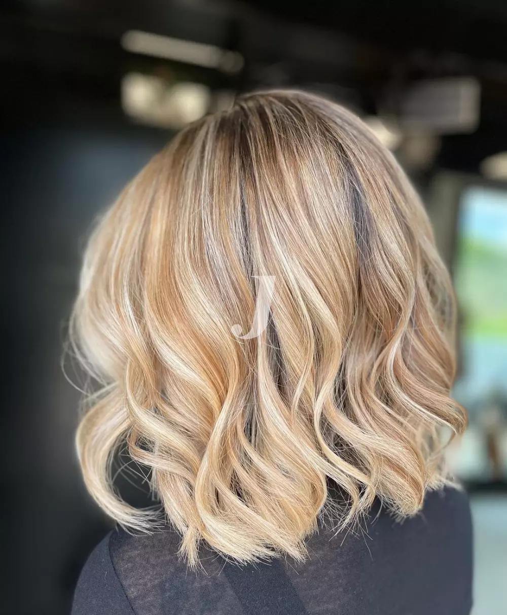 Foto di donna con capelli corti biondo platino dorato