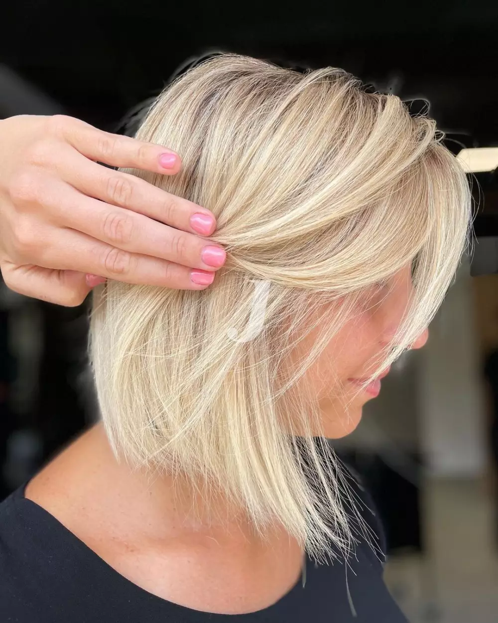 Foto di donna con capelli corti biondo platino dorato