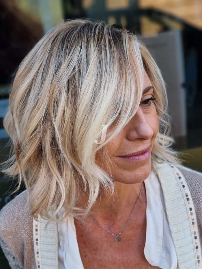 Foto di donna con capelli corti biondo platino dorato