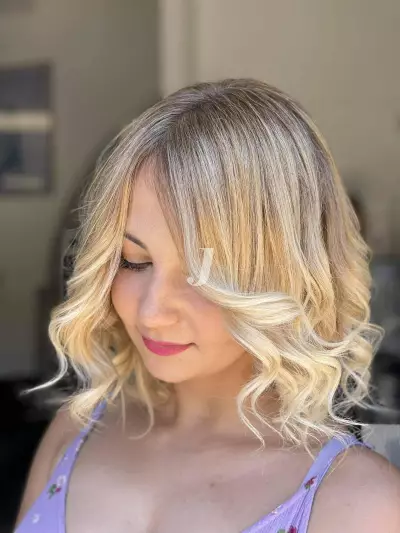 Foto di donna con capelli corti biondo platino dorato