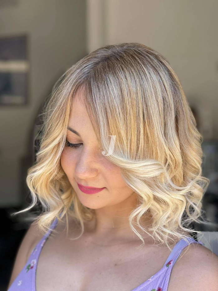 Foto di donna con capelli corti biondo platino dorato