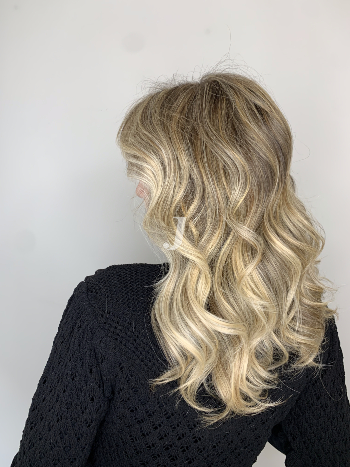 Foto di donna con capelli medi biondo platino dorato