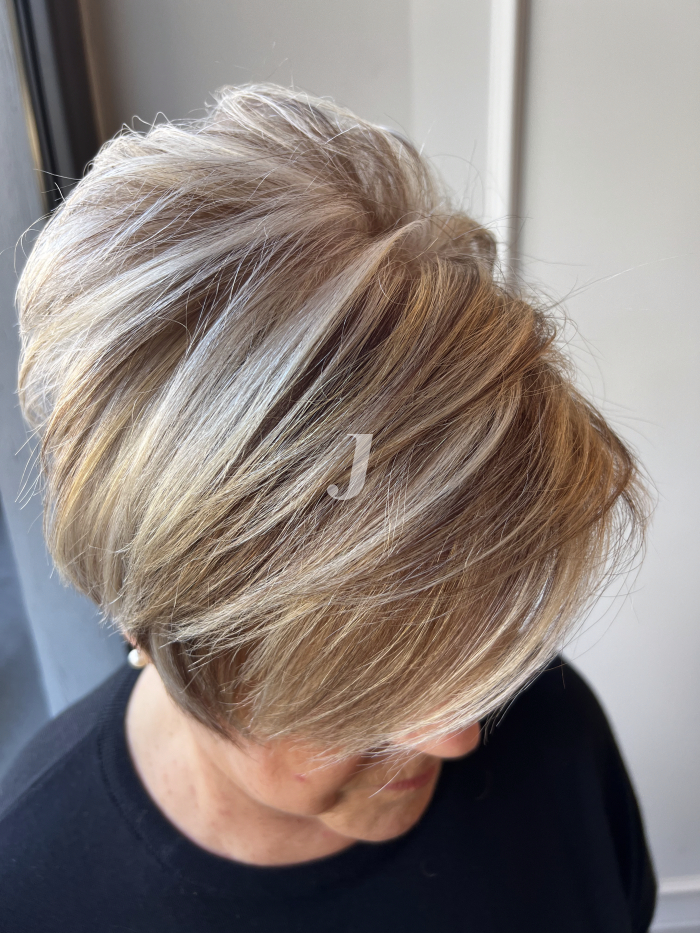 Foto di donna con capelli corti biondo platino dorato