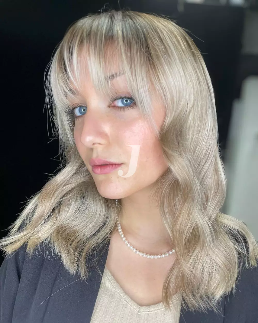 Foto di donna con capelli medi biondo platino cenere