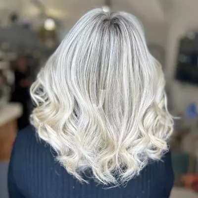 Foto di donna con capelli medi biondo platino cenere