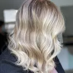 Foto di donna con capelli medi biondo platino cenere