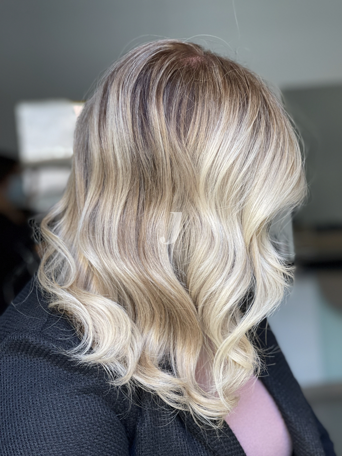 Foto di donna con capelli medi biondo platino cenere