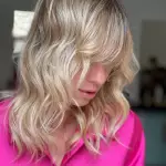 Foto di donna con capelli medi biondo platino cenere