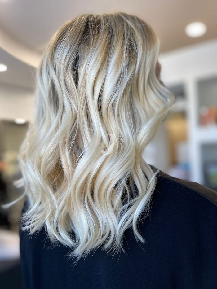 Foto di donna con capelli medi biondo platino cenere