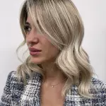 Foto di donna con capelli medi biondo platino cenere