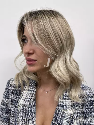 Foto di donna con capelli medi biondo platino cenere