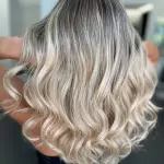 Foto di donna con capelli medi biondo platino cenere